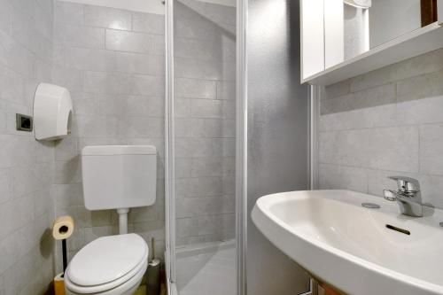 a bathroom with a toilet and a sink and a shower at Arthemisia - Rhêmes-Notre-Dame in Rhêmes-Notre-Dame
