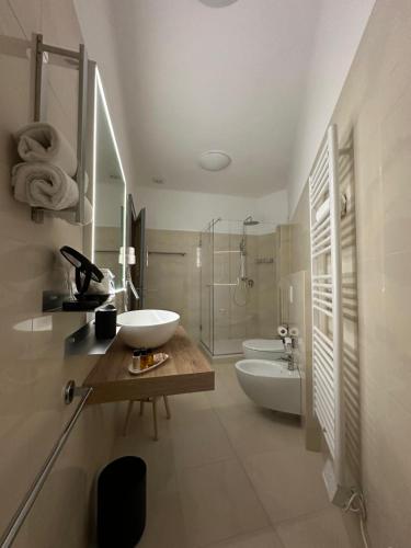 un bagno con lavandino, WC e vasca di B&B Da Gina a Senigallia