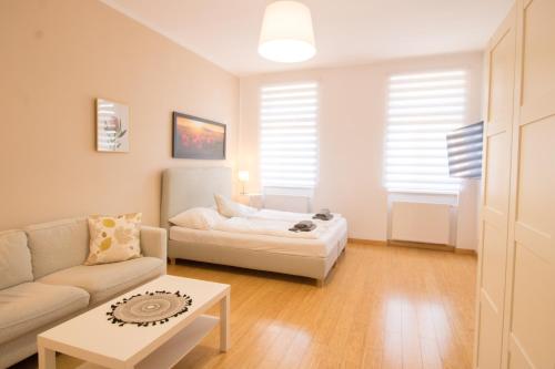 salon z kanapą i stołem w obiekcie Kuscheliges Stadtloft l LF26 w Wiedniu