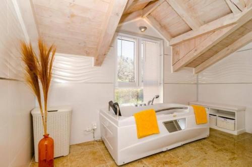 Posezení v ubytování Spacious Four Bedroom Villa With Pool