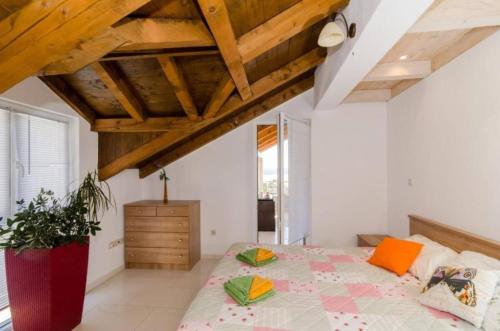 Postel nebo postele na pokoji v ubytování Spacious Four Bedroom Villa With Pool