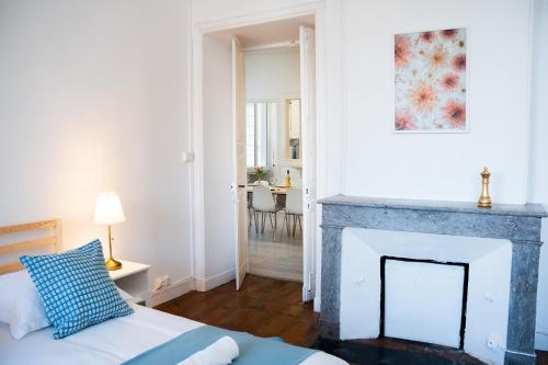 - une chambre avec une cheminée et une chambre avec un lit dans l'établissement Wonderhost, volumes incroyables & chambre Royale, à Pau