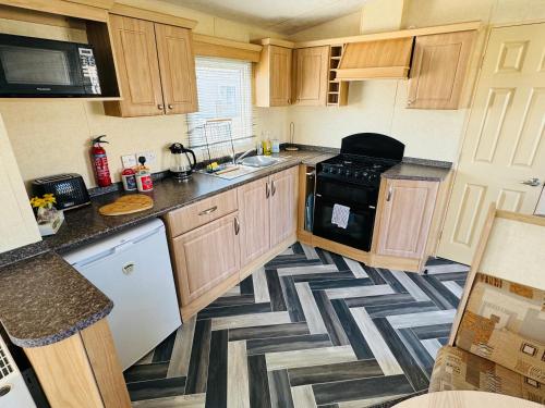 Kuchyň nebo kuchyňský kout v ubytování Summer Dreams Holiday Home Skegness