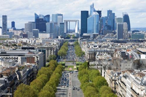 ヌイイ・シュル・セーヌにあるParis Neuilly Défenseの高層ビル群を望むロンドン市街