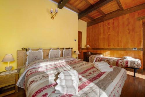 a bedroom with two beds in a room at Arthemisia - Rhêmes-Notre-Dame in Rhêmes-Notre-Dame