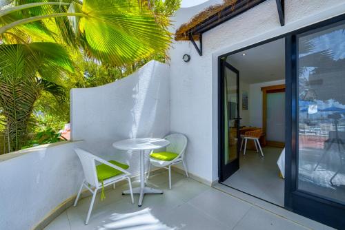 a balcony with a table and chairs on a house at Hôtel AFRICA QUEEN in Somone
