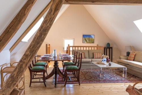 un salon avec une table, des chaises et un canapé dans l'établissement L'Atypique ~ Arrivée Autonome, à Le Tremblay-le-Vicomte