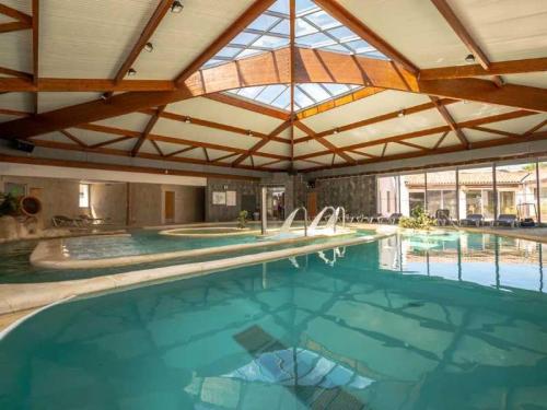 une grande piscine avec un grand plafond dans l'établissement Camping 5 étoiles - Piscine - eeaibb, à Saint-Georges-dʼOléron