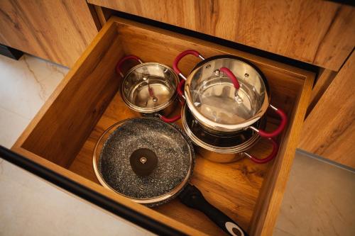 a wooden box with two pots and a burner at Chalet 348 in Palyanytsya