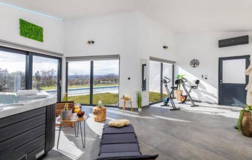 una sala de estar con muchas ventanas en Elegant Villa With Pool And Sauna, en Raša