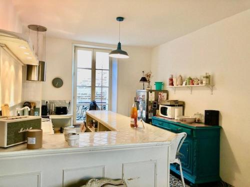- une cuisine avec un comptoir dans une pièce dans l'établissement Maison de charme au cœur d'Ervy-le-Châtel, à Ervy-le-Châtel