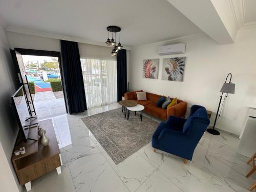 un soggiorno con un divano e un tavolo di Lux 1BDR Four Season a Boghaz