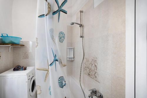 Casa bici sole e mare في سان لورينزو الماري: حمام مع دش مع ستارة دش نجمة
