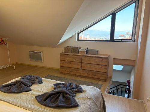 Ένα ή περισσότερα κρεβάτια σε δωμάτιο στο Bansko Spomar