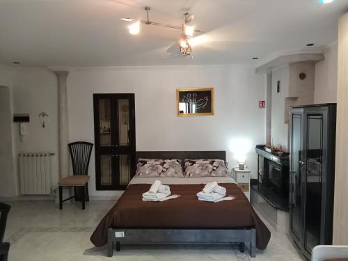 a bedroom with a bed with two towels on it at Casa Eden in Ventimiglia