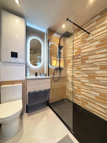 une salle de bain avec toilettes et douche dans l'établissement Happiness Disney 10min Gare 1min Paris 25 min, à Bussy-Saint-Georges