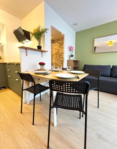 un salon avec une table, des chaises et un canapé dans l'établissement Happiness Disney 10min Gare 1min Paris 25 min, à Bussy-Saint-Georges