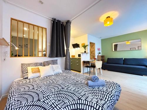 une chambre avec un lit et un salon dans l'établissement Happiness Disney 10min Gare 1min Paris 25 min, à Bussy-Saint-Georges