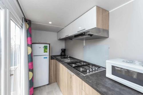 Η κουζίνα ή μικρή κουζίνα στο Camping 4 étoiles - Piscine - cca0chh