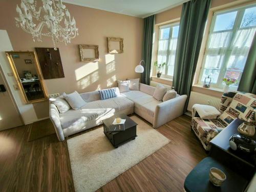 ein Wohnzimmer mit Sofa und Tisch in der Unterkunft City-Apartments Mühlhausen in Mühlhausen