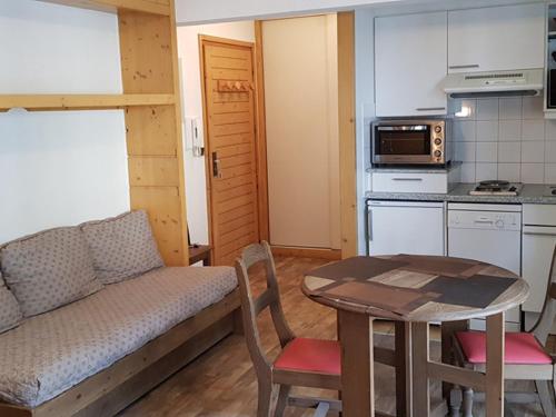 un salon avec un canapé et une table dans l'établissement Studio 4 pers, balcon, parking couvert, centre Brides-les-Bains, proche thermes et télécabines - FR-1-512-237, à Brides-les-Bains