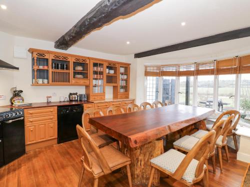 Kuchyň nebo kuchyňský kout v ubytování Riverside Manor