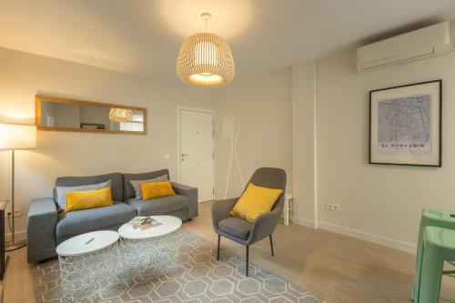 Charming Apartment with FREE Parking -Small cars only- and private patio at Plaza de España by OCityzen