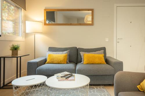 Charming Apartment with FREE Parking -Small cars only- and private patio at Plaza de España by OCityzen