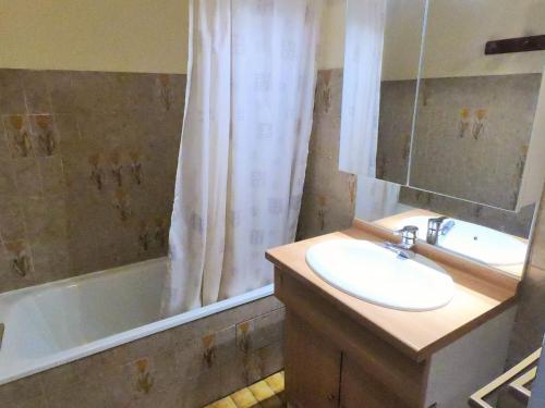 a bathroom with a sink and a bath tub with a sink at Studio 4 pers, centre station, proche pistes, balcon, ascenseur - FR-1-516-151 in Les Deux Alpes