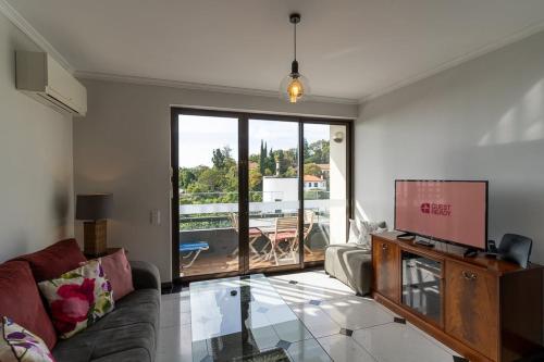 Televisyen dan/atau pusat hiburan di Magnolia Apartment Luxury Apt Great views