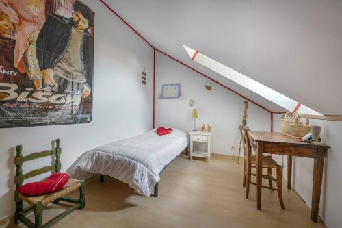 Postel nebo postele na pokoji v ubytování Maison pour 12 - Vue mer - Plage à La Bernerie