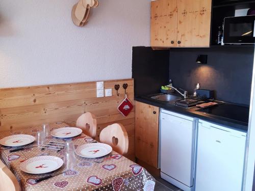 - une petite cuisine avec une table et des plaques de cuisson dans l'établissement Charmant appartement rénové 4 pers, balcon, pied des pistes, animaux admis - FR-1-516-154, à Les Deux Alpes
