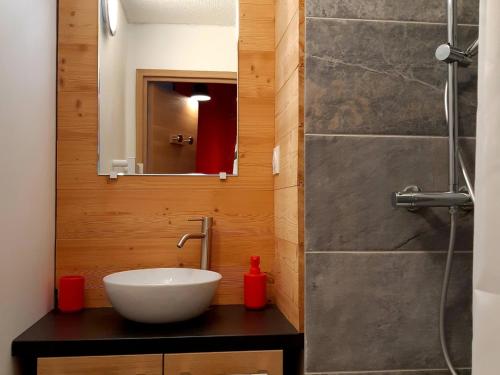 une salle de bain avec un lavabo et une douche dans l'établissement Charmant appartement rénové 4 pers, balcon, pied des pistes, animaux admis - FR-1-516-154, à Les Deux Alpes