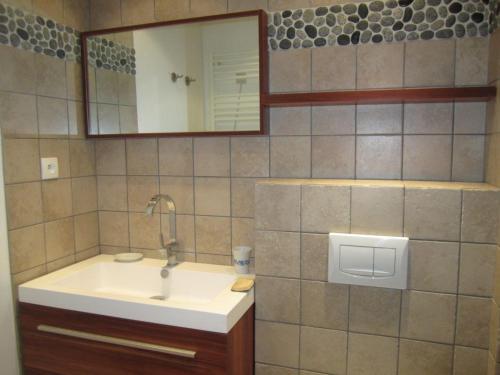 une salle de bain avec un lavabo et un miroir dans l'établissement Studio lumineux avec balcon, WiFi et parking à Brides-les-Bains - FR-1-512-242, à Brides-les-Bains
