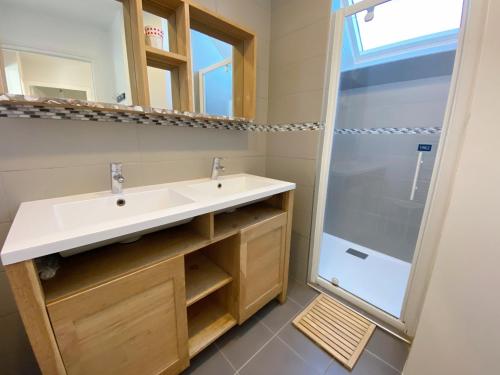 ein Badezimmer mit Waschbecken und Dusche in der Unterkunft MASSALINE - Jardin clos, Plage 1km - K38 in Carnac