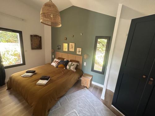 une chambre avec un grand lit dans une pièce dans l'établissement Villa Arcachonnaise, à Andernos-les-Bains