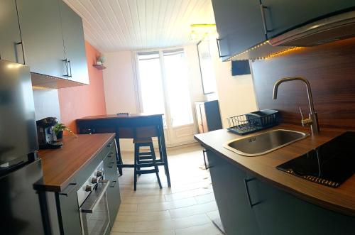 une cuisine avec un évier et un plan de travail dans l'établissement Appartement face mer 4 personnes linge de maison et papier toilette non fournis, à Saint-Hilaire-de-Riez