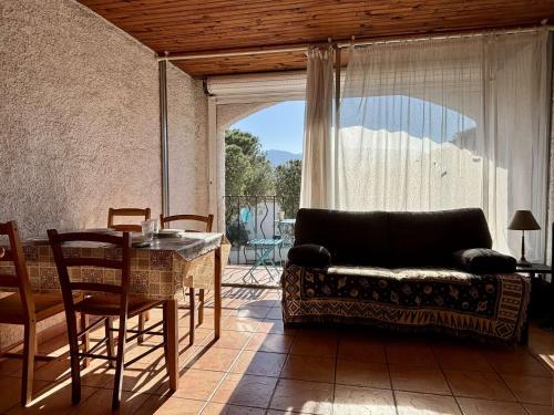 un salon avec un canapé et une table dans l'établissement Studio cabine 4 couchages ARGELES SUR MER AR640-034, à Argelès-sur-Mer