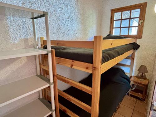 quelques lits superposés dans une chambre dans l'établissement Studio cabine 4 couchages ARGELES SUR MER AR640-034, à Argelès-sur-Mer