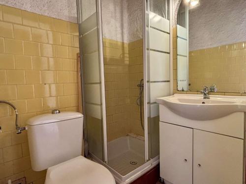 une salle de bain avec une douche, des toilettes et un lavabo dans l'établissement Studio cabine 4 couchages ARGELES SUR MER AR640-034, à Argelès-sur-Mer