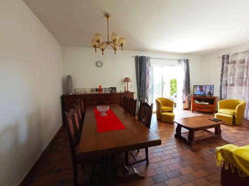 - un salon avec une table en bois et une salle à manger dans l'établissement Villa Pezza Cardo, proche centre de Porto Vecchio, à Porto-Vecchio