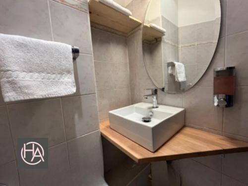 Ένα μπάνιο στο Alliance Hôtel Paris