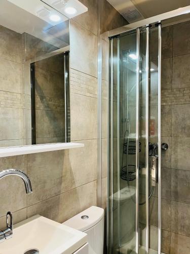 une salle de bain avec une douche, des toilettes et un lavabo dans l'établissement Charmant studio en plein coeur de Nice, à Nice