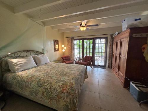 a bedroom with a bed and a table in it at Paradera Palms Apt 1 in Paradera