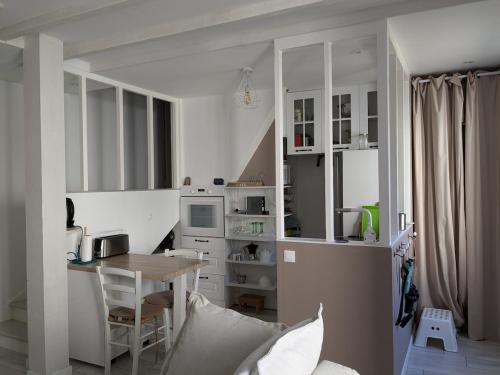 une petite cuisine avec une table et une salle à manger dans l'établissement T2 Au pied du château sans vis à vis, à Saumur