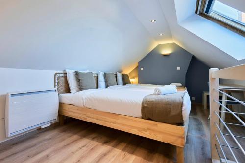 a bedroom with a bed in the attic at Maison 2 chambres avec petite cour, proche métro in Lille