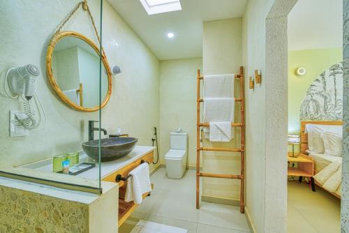 a bathroom with a sink and a mirror at Hôtel AFRICA QUEEN in Somone