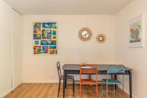 une salle à manger avec une table et deux chaises dans l'établissement Appartement une chambre avec parking & balcon, à La Madeleine