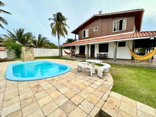 a backyard with a swimming pool and a house at Casa Bela Araçagy, 400m da praia. in São-José-do-Ribamar