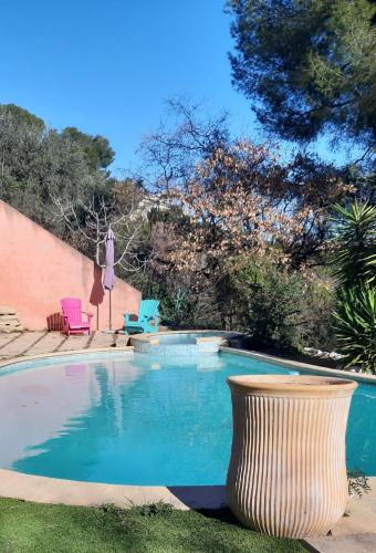 - une piscine avec un vase dans la cour dans l'établissement Magnifique Studio Cagnes Sur Mer, à Cagnes-sur-Mer